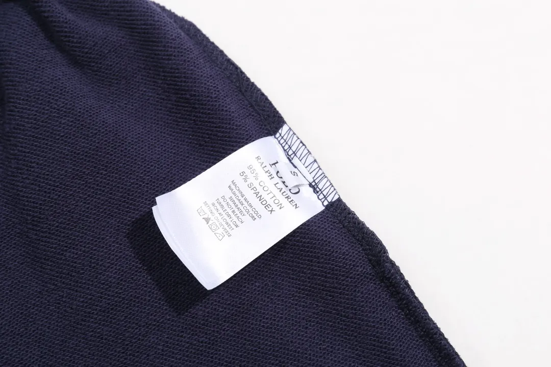 P180 model number Y560 Ralph Lauren Ralph Lauren suit sweatpants. Pure cotton with anti-static treatment. No dust, no loose hair. The elastic waist is used with a drawstring. Very friendly to the figure. The cotton is comfortable and soft. The upper body is casual and free. Regular beveled double pockets on both sides. The white brand logo on the left leg of the trouser leg collides with the black of the pants. Although it is small, it is quite recognizable. The brand adds a young and fashionable atmosphere to the original sense of luxury. It can be called a cold-proof weapon. A simple base layer is enough to withstand the severe cold and make it more fluffy and warm. Color: Navy SIZE: S-XL